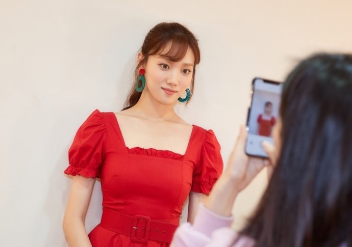 Lee Sung Kyung tung bộ ảnh tập nhạc kịch đẹp ngọt ngào