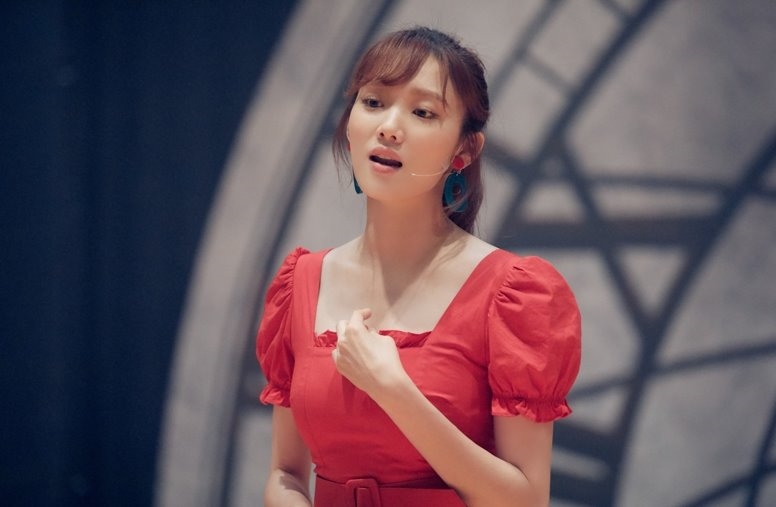 Lee Sung Kyung tung bộ ảnh tập nhạc kịch đẹp ngọt ngào
