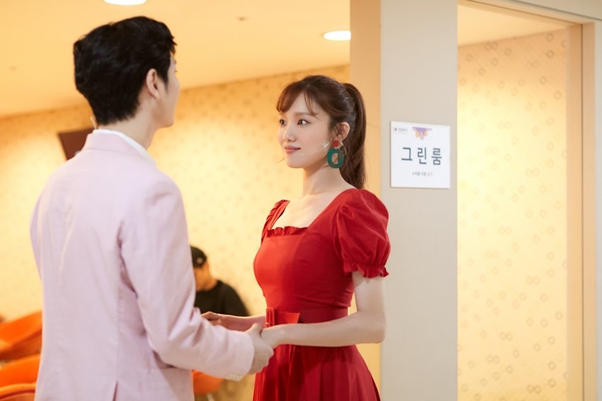 Lee Sung Kyung tung bộ ảnh tập nhạc kịch đẹp ngọt ngào