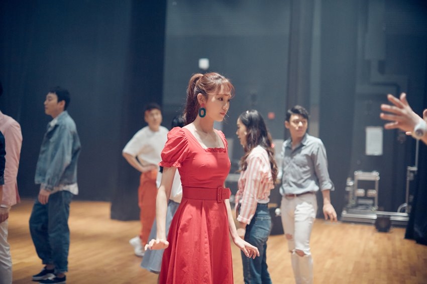 Lee Sung Kyung tung bộ ảnh tập nhạc kịch đẹp ngọt ngào