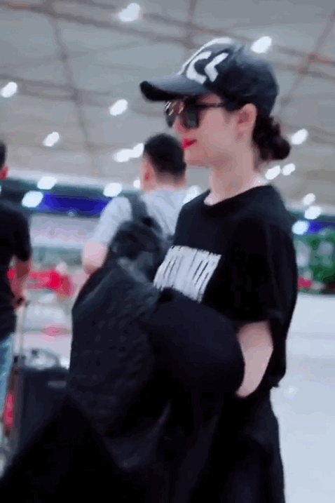 Lưu Diệc Phi lại đốn tim fan vì đẹp như thần tiên ở sân bay