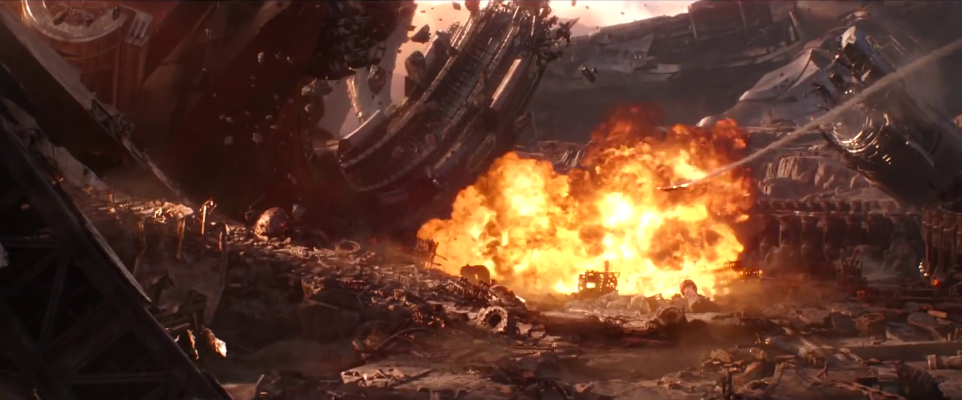 Cảnh Avengers đánh nhau với Thanos trên hành tinh Titan rò rỉ