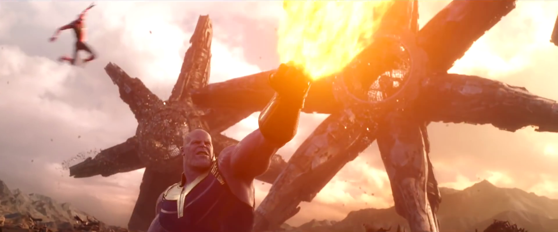 Cảnh Avengers đánh nhau với Thanos trên hành tinh Titan rò rỉ