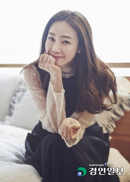 Choi Ji Woo lần đầu công khai thông tin về chồng trẻ