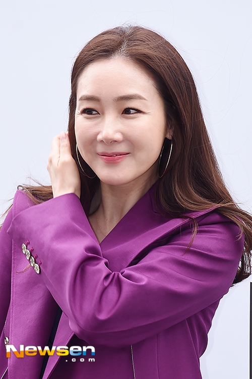 Choi Ji Woo lần đầu công khai thông tin về chồng trẻ