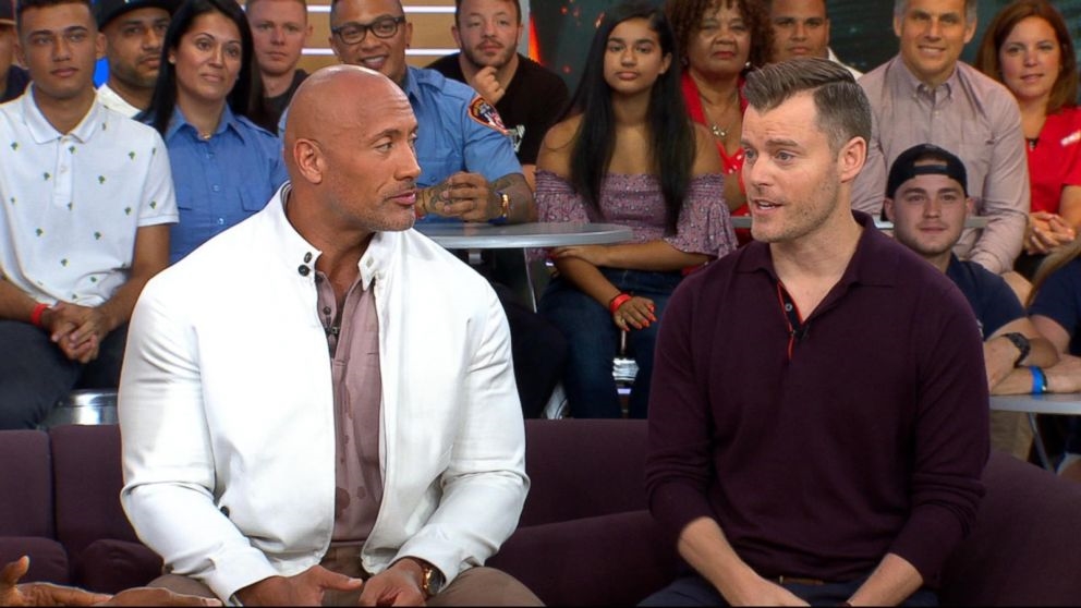 Dwayne Johnson đưa máy bay riêng chở đạo diễn của Skyscraper gặp vợ đẻ