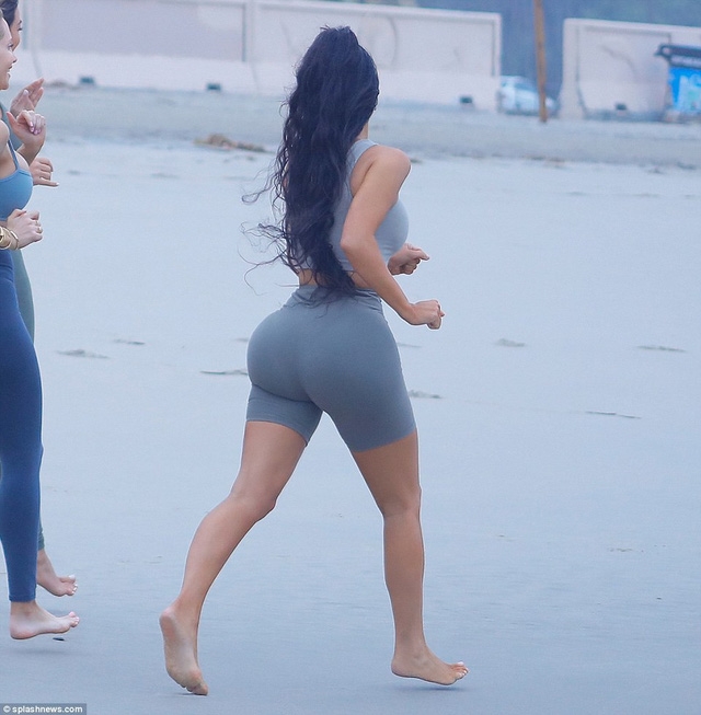Kim Kardashian phô diễn đường cong nghẹt thở ở Los Angeles