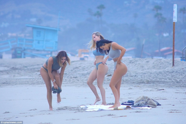 Kim Kardashian phô diễn đường cong nghẹt thở ở Los Angeles