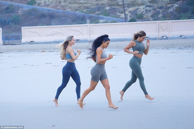 Kim Kardashian phô diễn đường cong nghẹt thở ở Los Angeles