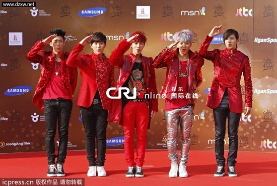 Khi các thần tượng Kpop diện trang phục 'xấu không đỡ nổi'