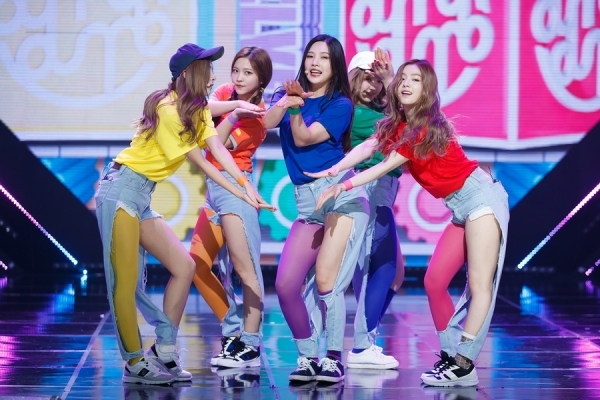 Khi các thần tượng Kpop diện trang phục 'xấu không đỡ nổi'