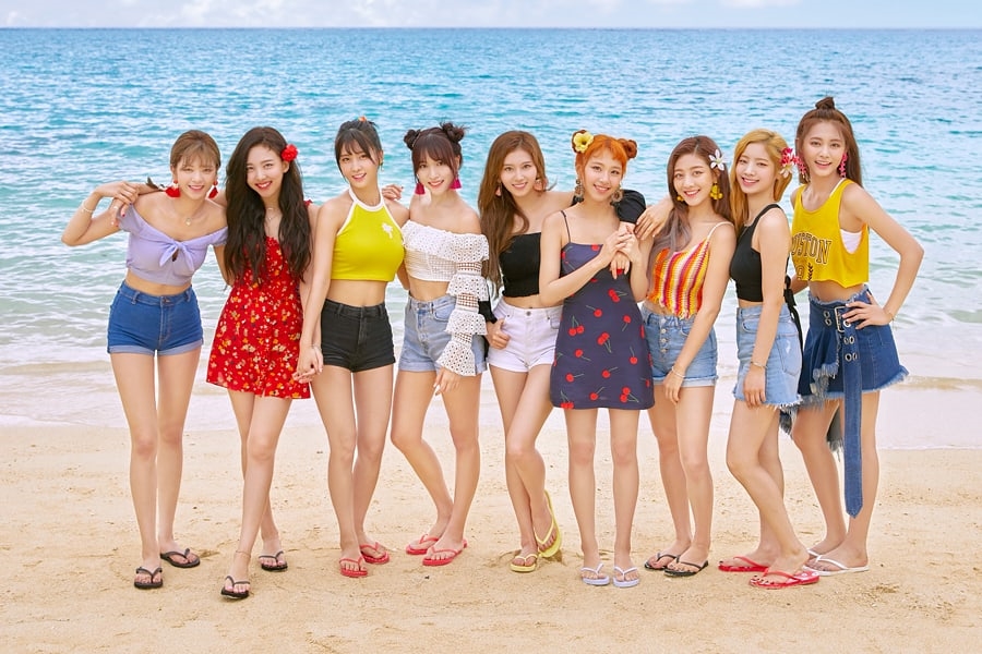 Khi các thần tượng Kpop diện trang phục 'xấu không đỡ nổi'