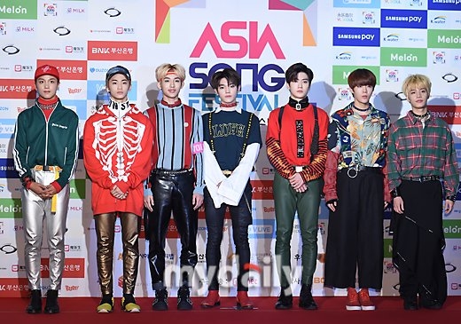 Khi các thần tượng Kpop diện trang phục 'xấu không đỡ nổi'