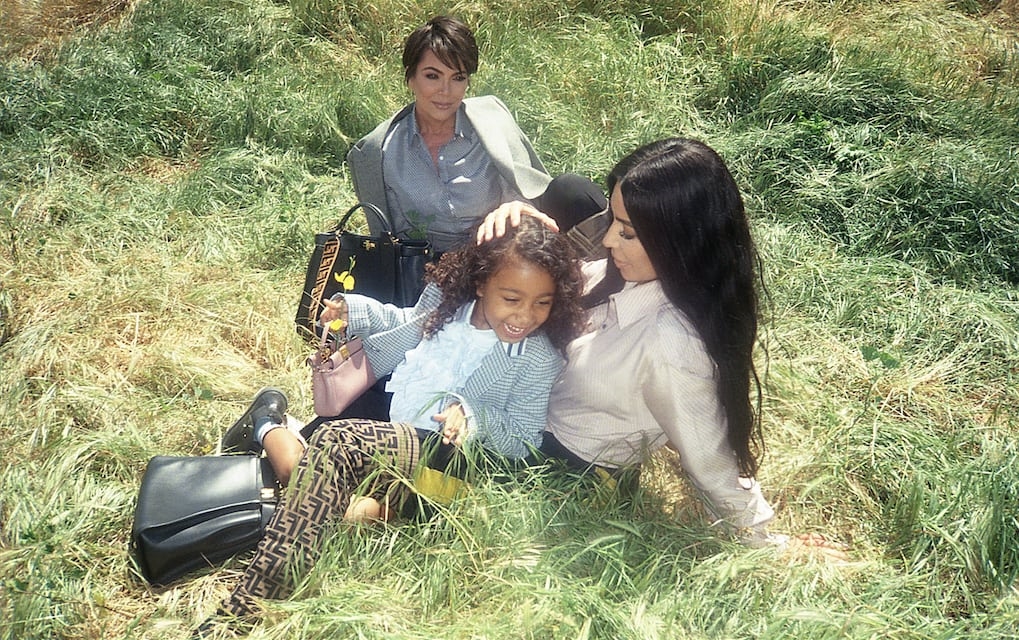 Kim Kardashian phô diễn đường cong nghẹt thở ở Los Angeles