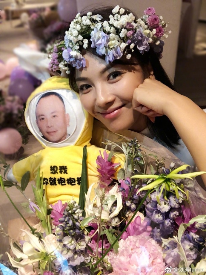 Lưu Đào gây bão vì tiệc sinh nhật trong mơ bên chồng con