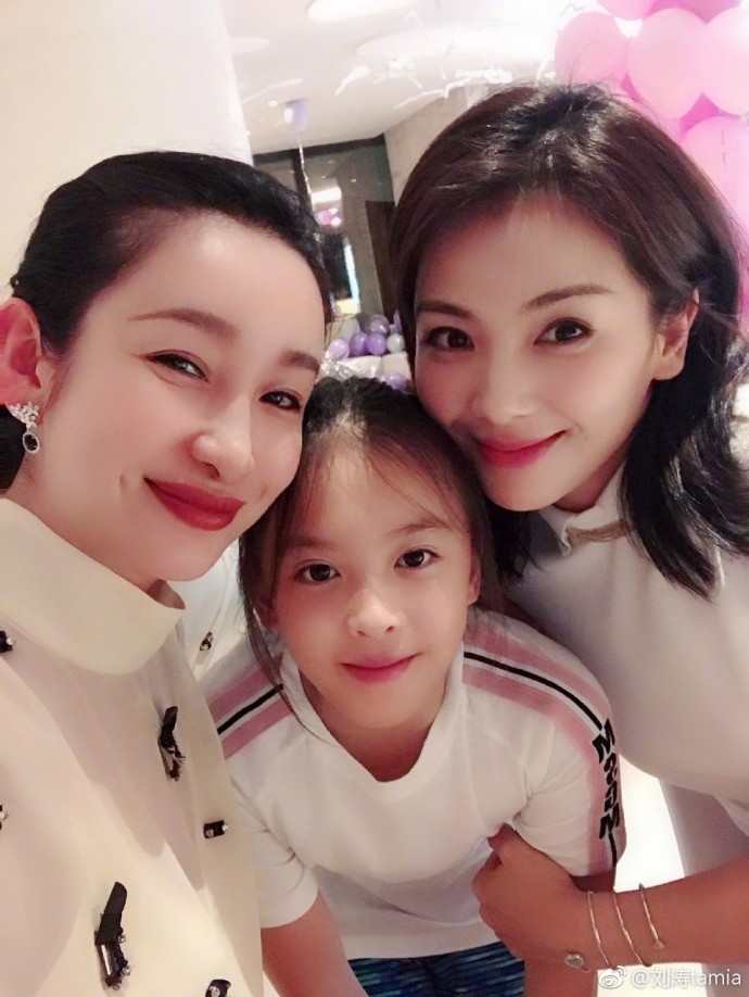 Lưu Đào gây bão vì tiệc sinh nhật trong mơ bên chồng con