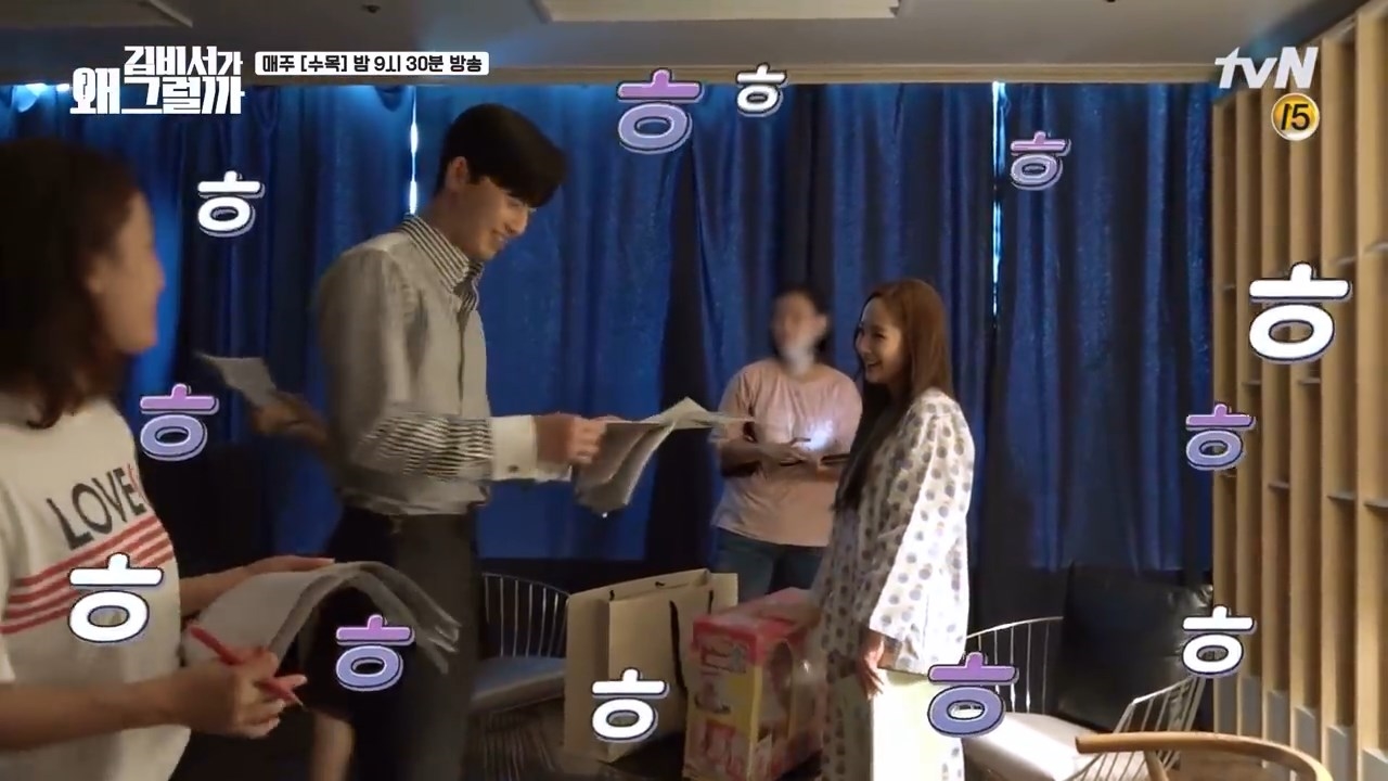 Park Min Young - Park Seo Joon cùng vui đùa trên phim trường