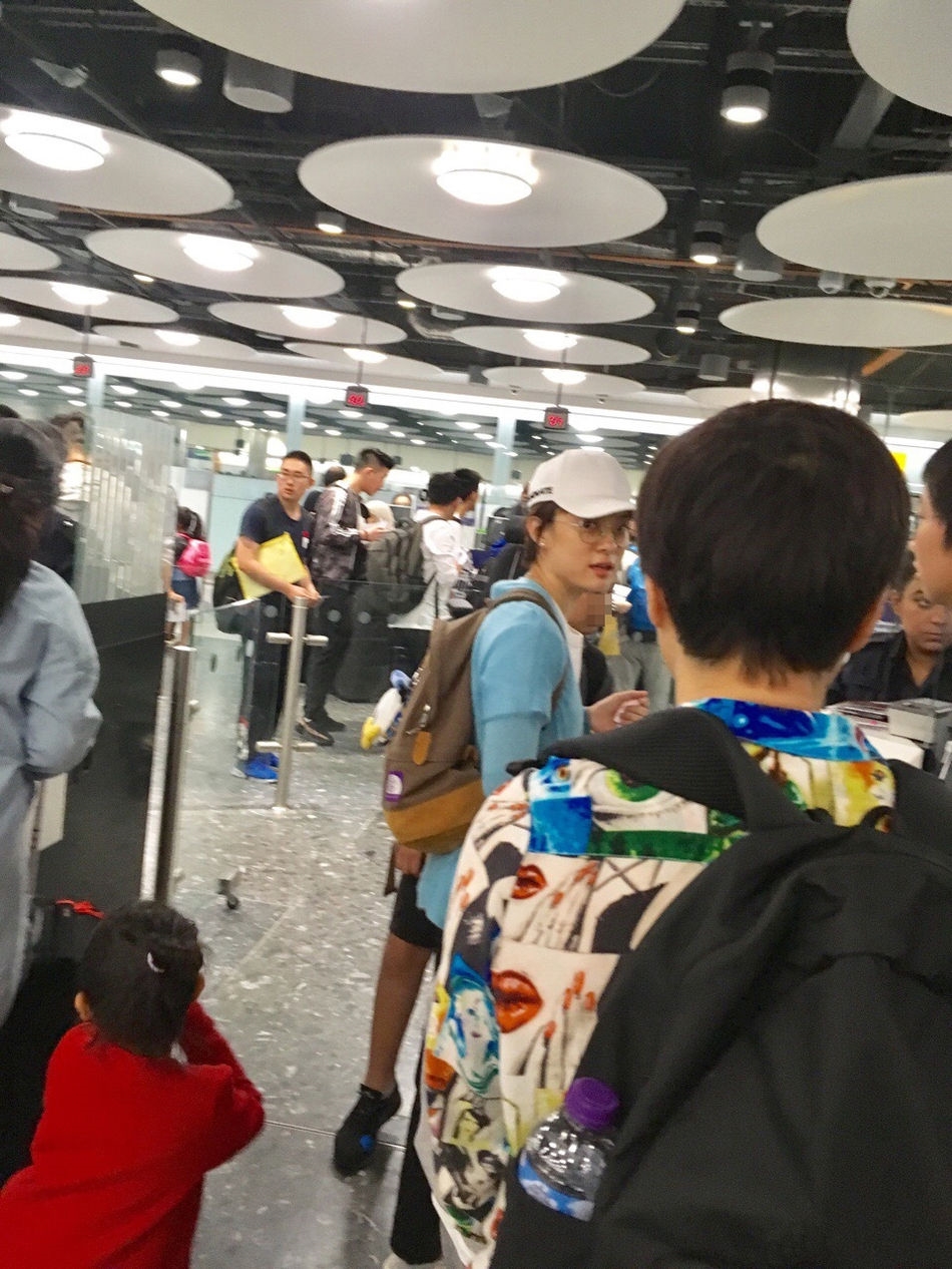 Tôn Lệ lại gây chú ý khi xuất hiện ở sân bay sau scandal