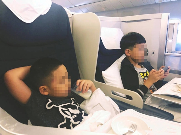 Tôn Lệ lại gây chú ý khi xuất hiện ở sân bay sau scandal