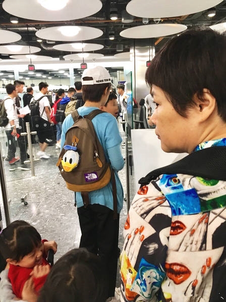 Tôn Lệ lại gây chú ý khi xuất hiện ở sân bay sau scandal