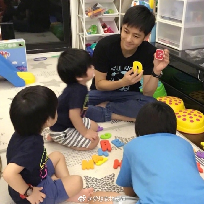 Clip hot của sao Hoa ngữ 30/08: Lâm Chí Dĩnh đưa cả nhà lên MV nhạc