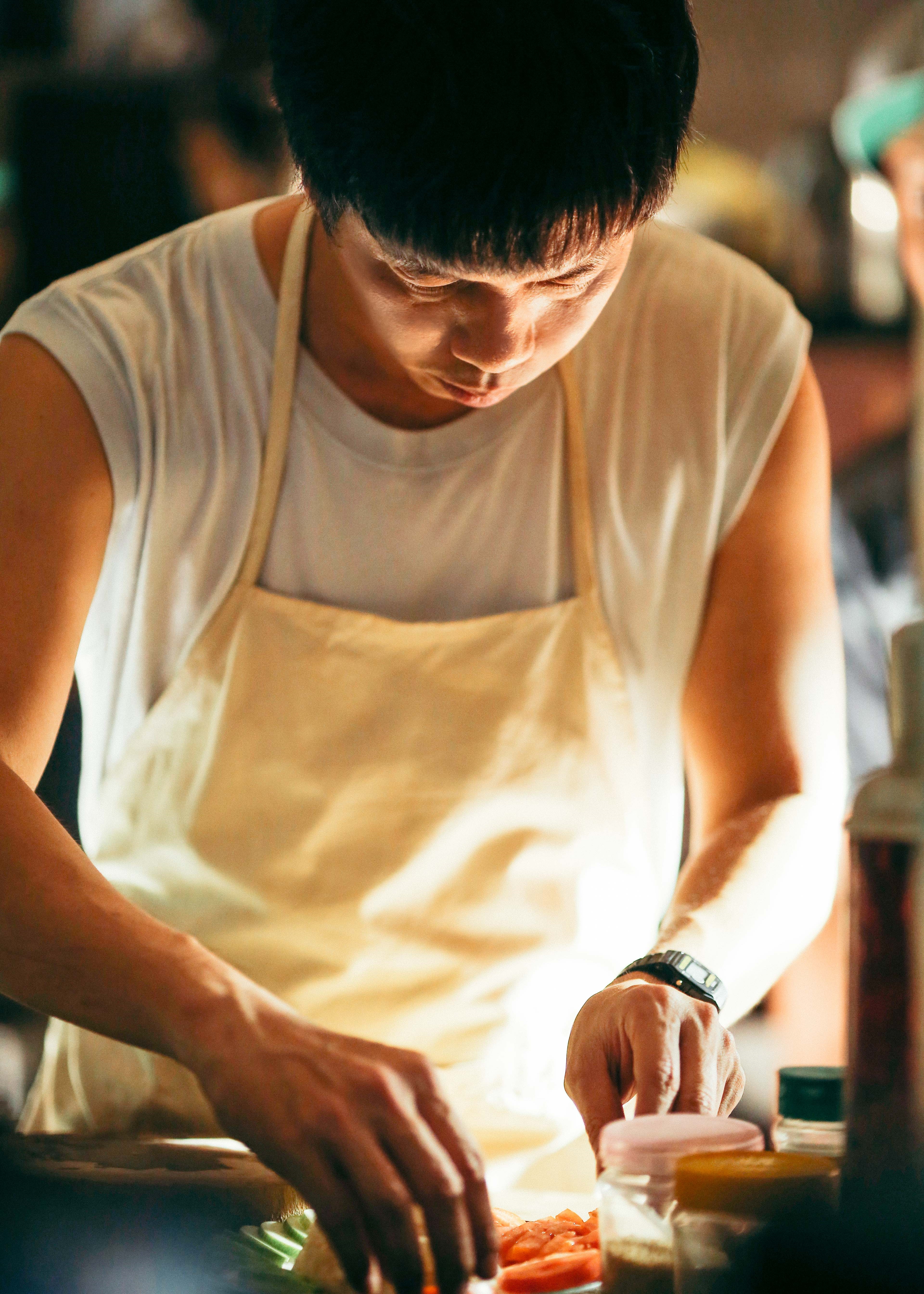 Phụ nữ chỉ cần yêu một chàng trai giỏi nội trợ là quá đủ