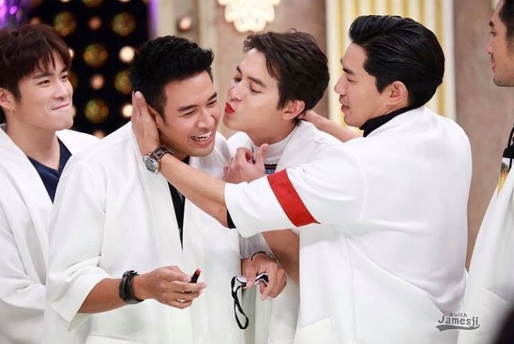 Tổng hợp loạt clip hot của sao Thái trên mạng xã hội ngày 04/10