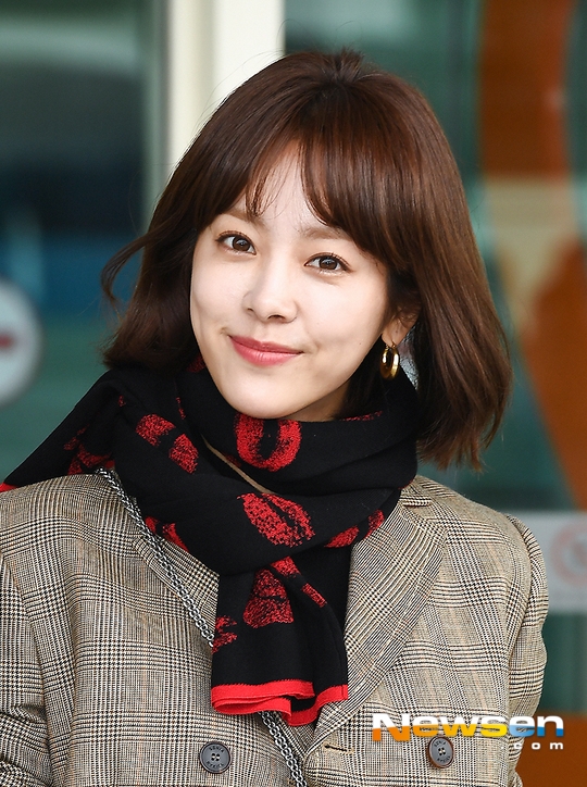 Han Ji Min xinh đẹp trẻ trung 'hack tuổi' gây 'bão' sân bay
