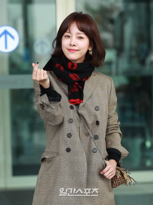 Han Ji Min xinh đẹp trẻ trung 'hack tuổi' gây 'bão' sân bay