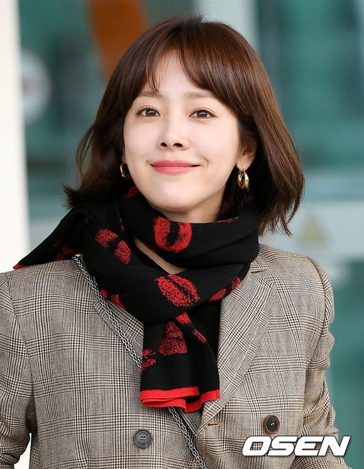 Han Ji Min xinh đẹp trẻ trung 'hack tuổi' gây 'bão' sân bay