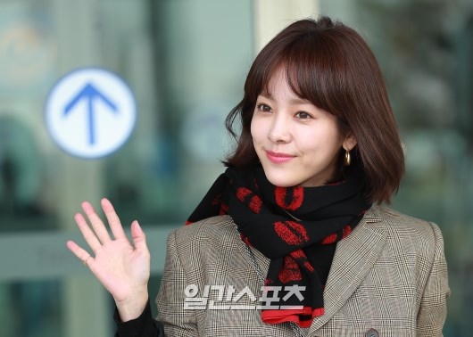 Han Ji Min xinh đẹp trẻ trung 'hack tuổi' gây 'bão' sân bay
