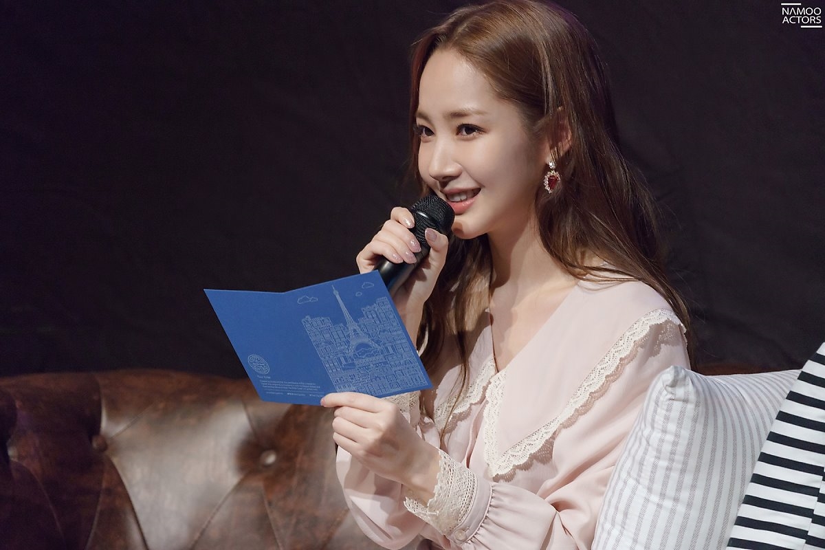 Park Min Young khoe vẻ đẹp nữ thần trong Fanmeeting