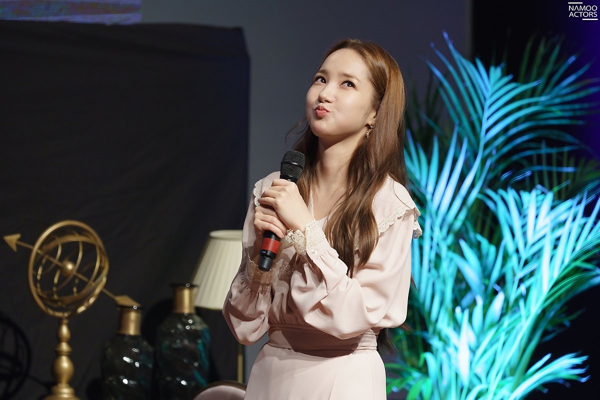 Park Min Young khoe vẻ đẹp nữ thần trong Fanmeeting