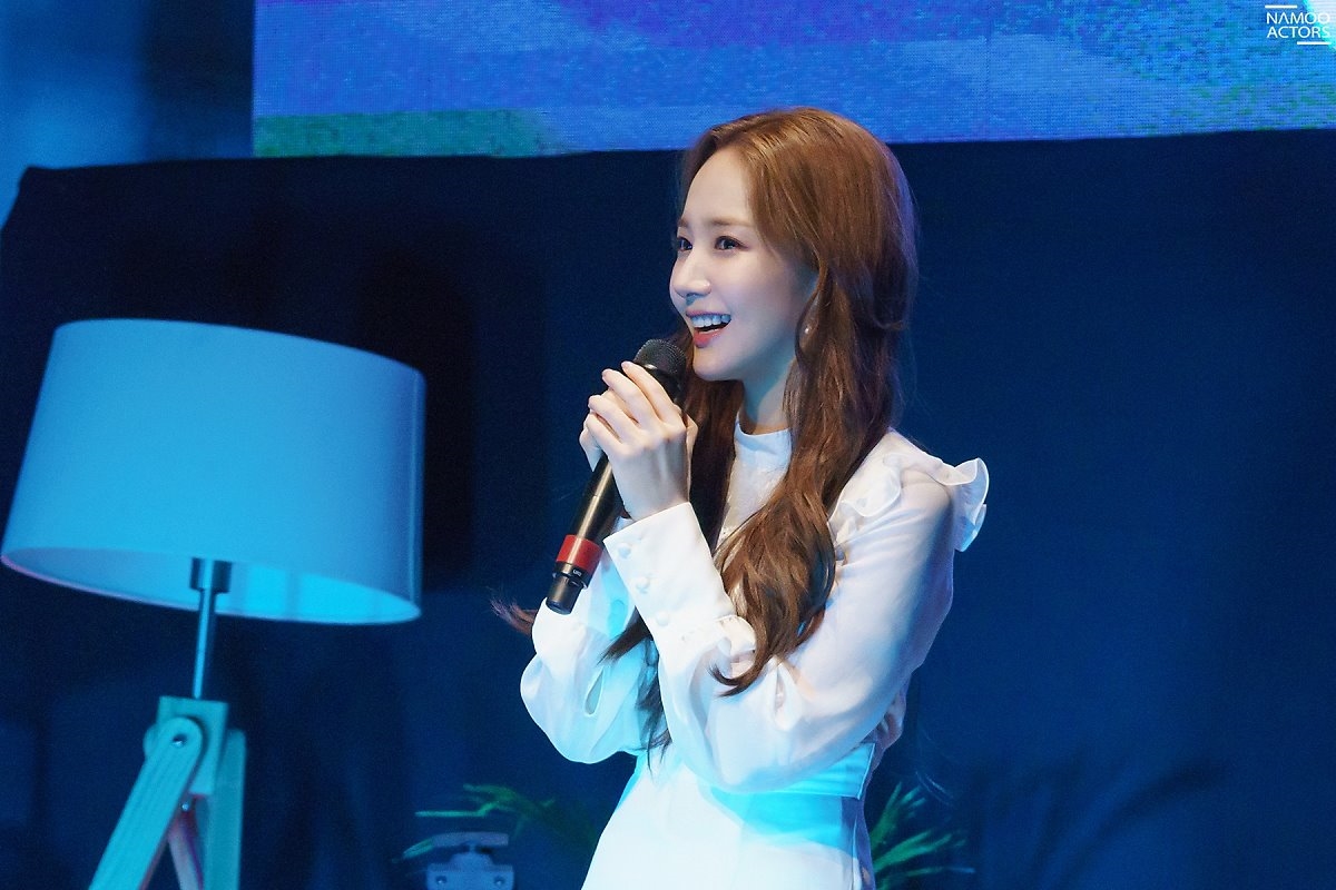 Park Min Young khoe vẻ đẹp nữ thần trong Fanmeeting
