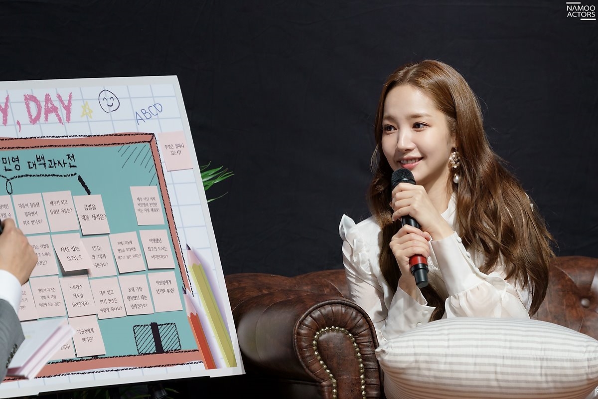 Park Min Young khoe vẻ đẹp nữ thần trong Fanmeeting