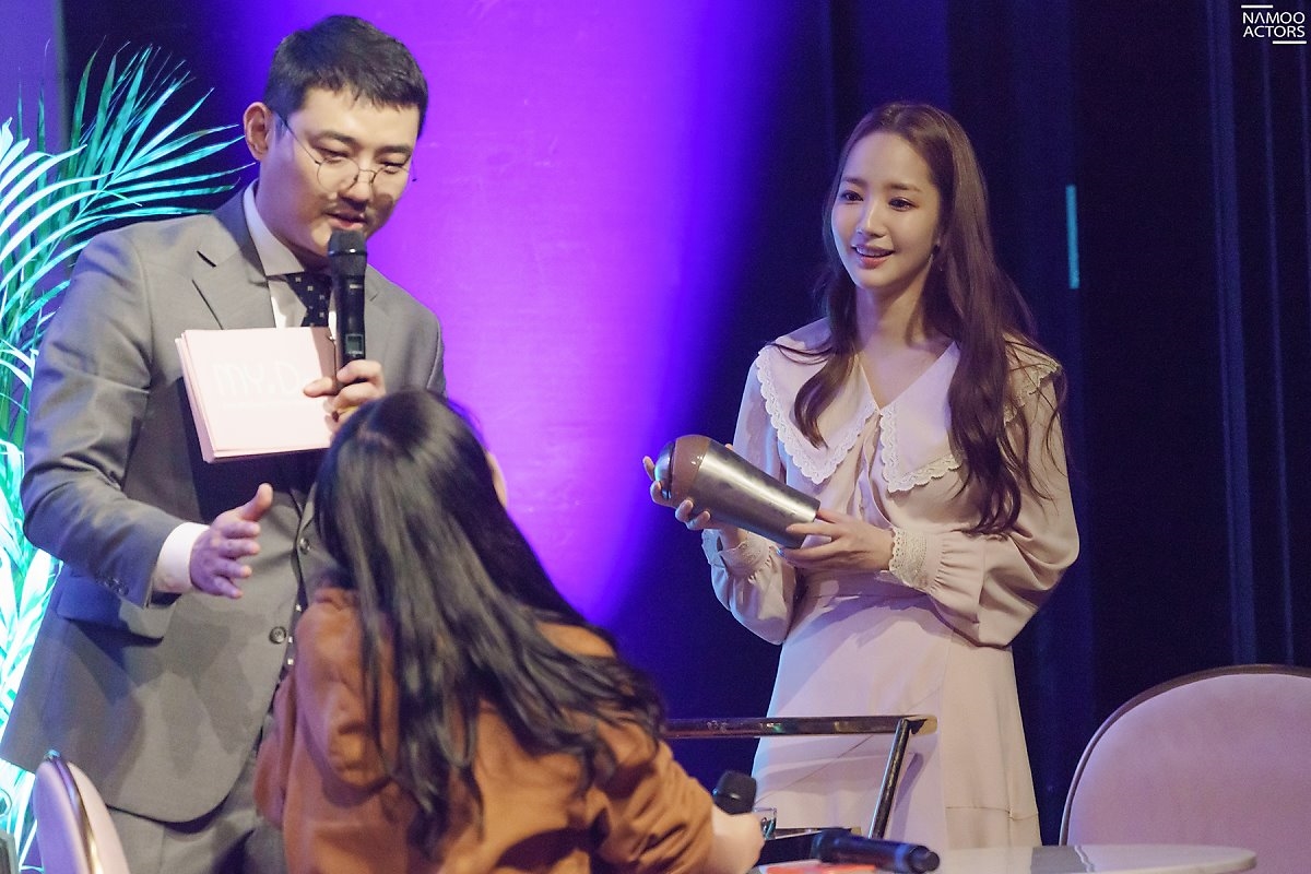 Park Min Young khoe vẻ đẹp nữ thần trong Fanmeeting