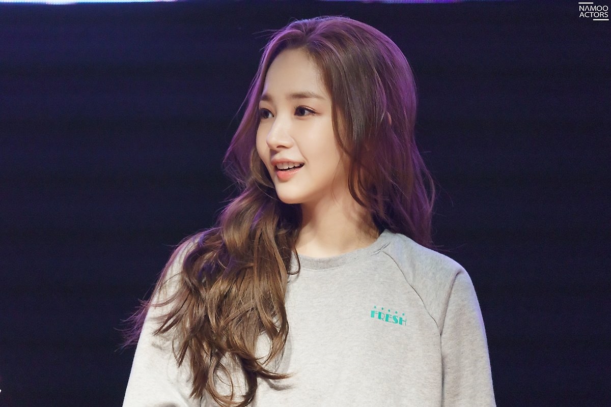 Park Min Young khoe vẻ đẹp nữ thần trong Fanmeeting