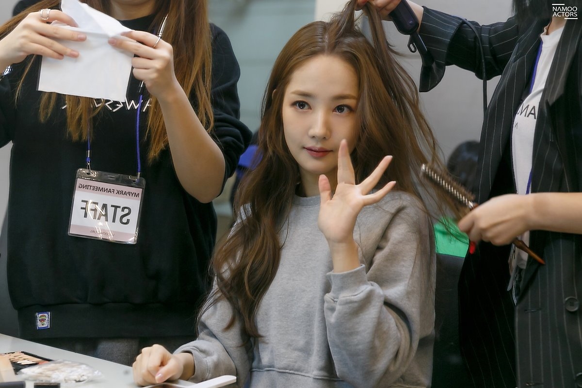 Park Min Young khoe vẻ đẹp nữ thần trong Fanmeeting