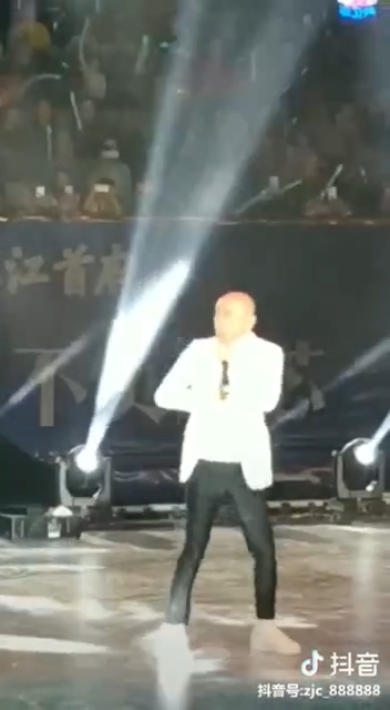 Clip hot Hoa ngữ 05/11: Trương Vệ Kiện, Trương Nghệ Hưng gặp fan cuồng