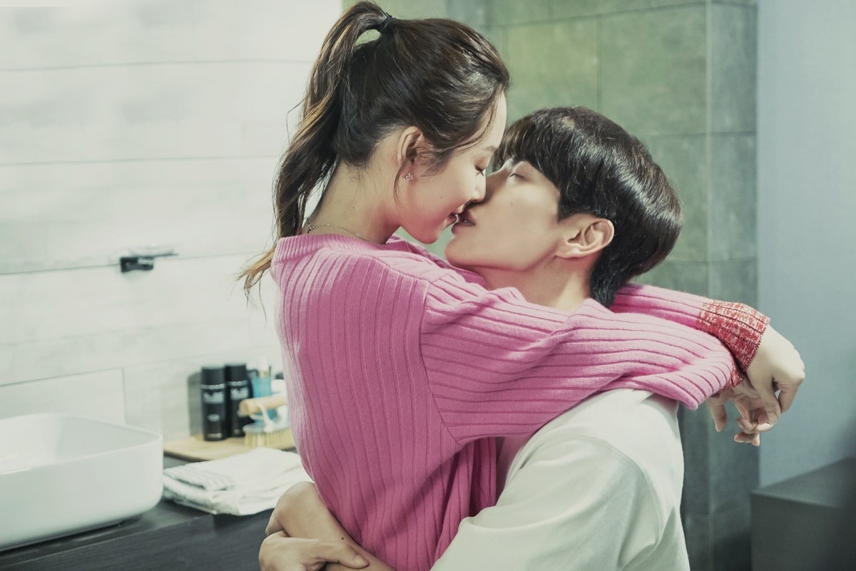 Những cảnh hôn nóng bỏng mắt trên drama đài cáp Hàn Quốc