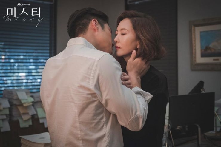 Những cảnh hôn nóng bỏng mắt trên drama đài cáp Hàn Quốc