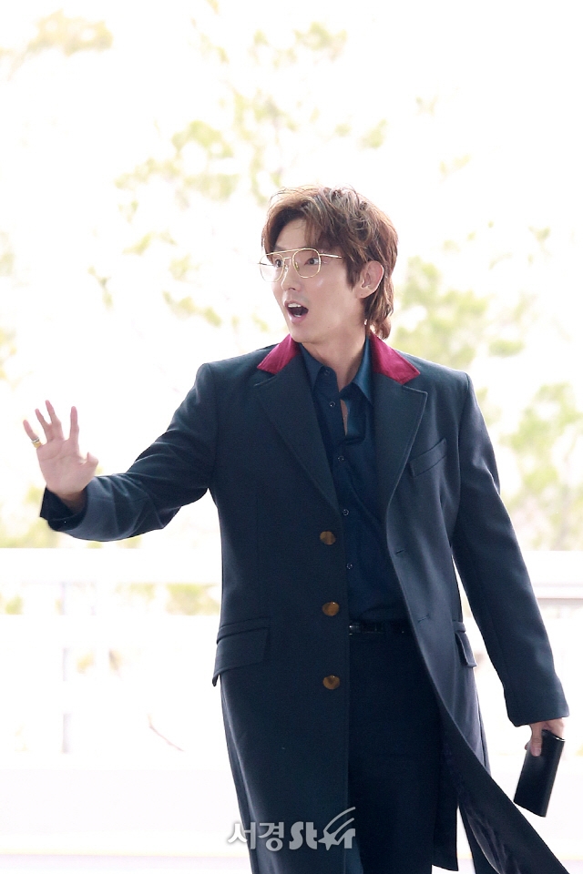 Lee Jun Ki cực bảnh và nổi bật tại sân bay đi nước ngoài làm việc