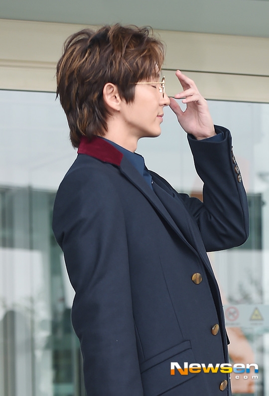 Lee Jun Ki cực bảnh và nổi bật tại sân bay đi nước ngoài làm việc