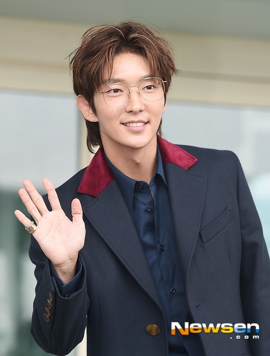 Lee Jun Ki cực bảnh và nổi bật tại sân bay đi nước ngoài làm việc