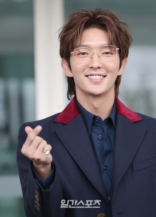Lee Jun Ki cực bảnh và nổi bật tại sân bay đi nước ngoài làm việc