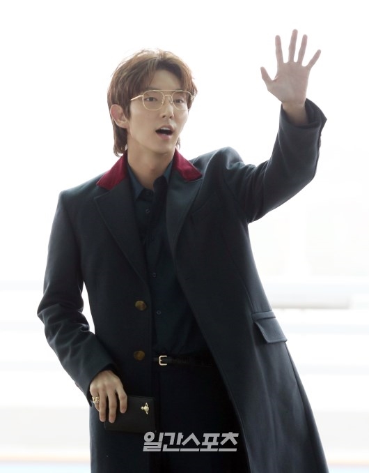 Lee Jun Ki cực bảnh và nổi bật tại sân bay đi nước ngoài làm việc