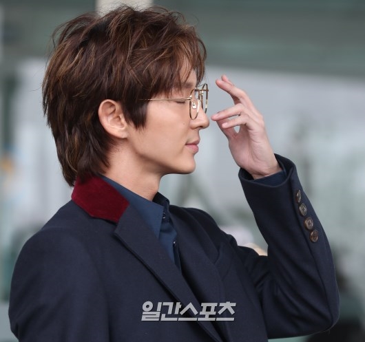 Lee Jun Ki cực bảnh và nổi bật tại sân bay đi nước ngoài làm việc