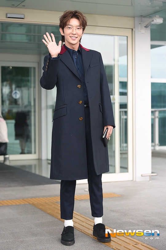 Lee Jun Ki cực bảnh và nổi bật tại sân bay đi nước ngoài làm việc