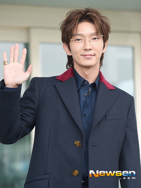 Lee Jun Ki cực bảnh và nổi bật tại sân bay đi nước ngoài làm việc