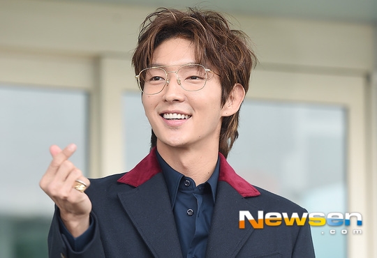 Lee Jun Ki cực bảnh và nổi bật tại sân bay đi nước ngoài làm việc